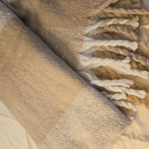 Steve Madden Tan & Off White  Scarf/Wrap Super Soft 70 X 20in NWT - Picture 6 of 6